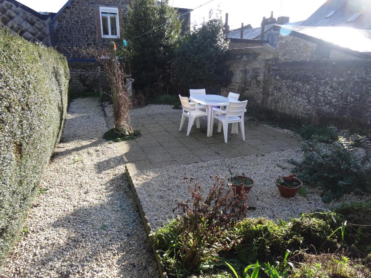 Charming French Cottage-Gite In The Heart Of Quiet Gorron Eksteriør bilde